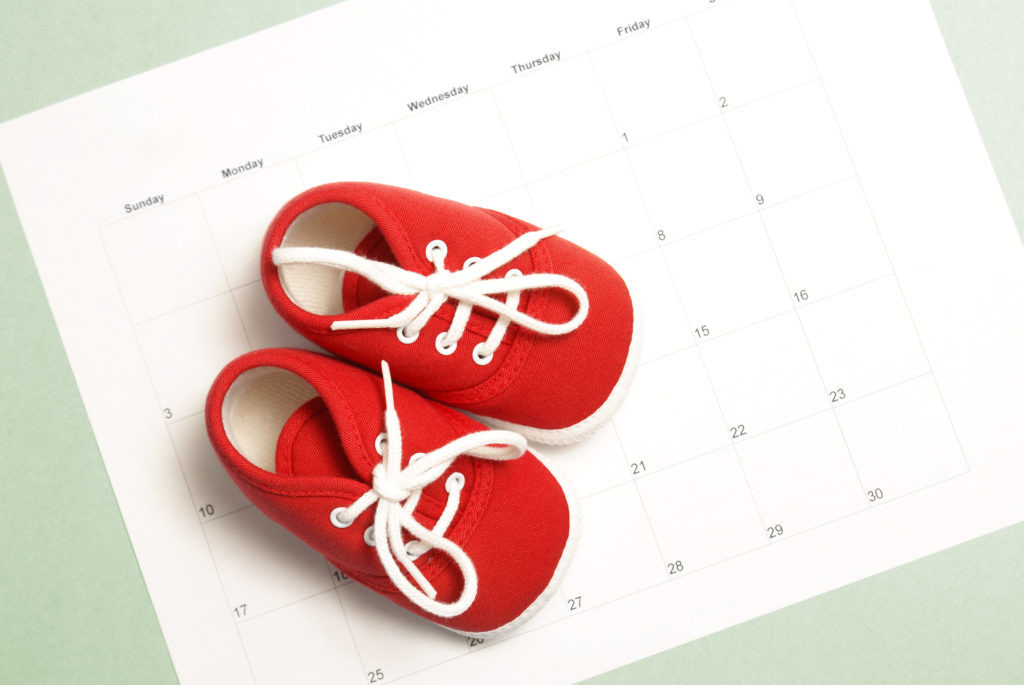 Une paire de chaussures de bébé sur un calendrier