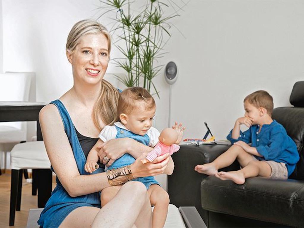 Adva Grundman chez elle à Genève avec ses enfants Liv et Noah. La fille de Adva est Liv née après une fécondation in vitro effectuée en République Tchèque