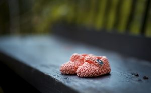 Chaussures de bébé sur un banc
