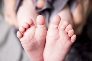 Pieds de bébé né d'une pma à l'étranger