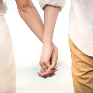 Couple qui se tient la main